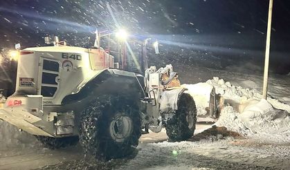 Hakkari'de kar ve tipide mahsur kalanlar ekiplerce kurtarıldı