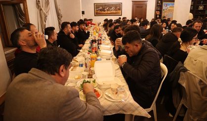 Nevşehir Belediye Başkanı Rasim Arı makamında öğrencilerle sahur yaptı