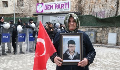 Vanlı aileler DEM Parti binası önündeki 'evlat nöbeti'ni sürdürdü
