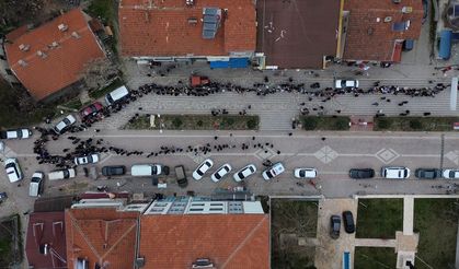 Bilecik'te iki asırlık 'şeker dağıtma' geleneğiyle büyükler çocukların yüzünü güldürüyor