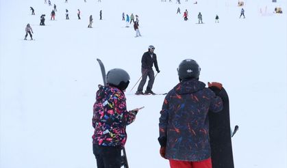 Ramazan Bayramı'nın son gününde Erciyes'teki pistler kayakseverlerle doldu