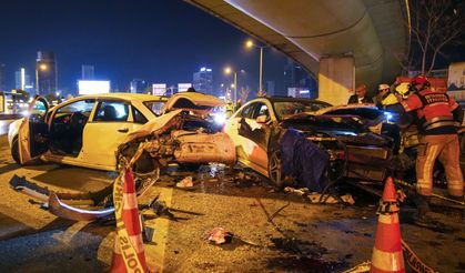 Ataşehir'de emniyet şeridinde aracından inen sürücü otomobilin çarpması sonucu hayatını kaybetti