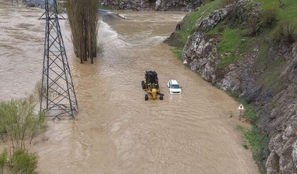 Derenin taşması sonucu su altında kalan Şemdinli-Derecik kara yolu dronla görüntülendi