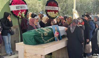 İzmir'deki trafik kazasında ölen genç doktor, son yolculuğuna uğurlandı