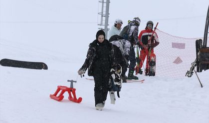 Kayak sezonu uzatılan Palandöken'de hafta sonu yoğunluğu yaşanıyor
