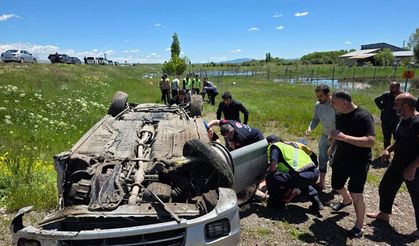 Sivas'ta şarampole devrilen otomobildeki 4 kişi ağır yaralandı
