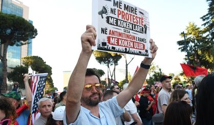 Arnavutluk'ta Zvernec'teki turizm projesine karşı gösteriler 13. gününde sürüyor