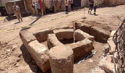 Mardin'de parke taşı döşeme çalışmaları sırasında tarihi taş bloklar bulundu