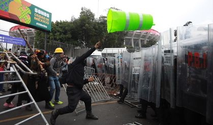 Meksika'da, Dünya Kupasını protesto etmek isteyen göstericiler ile polis arasında arbede