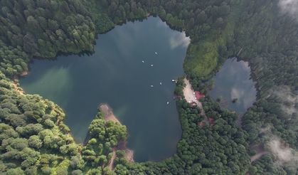 Borçka Karagöl Tabiat Parkı'nda ziyaretçi yoğunluğu yaşanıyor