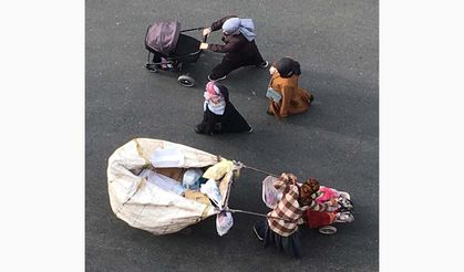 Gülen bebekle ağlayan bebek