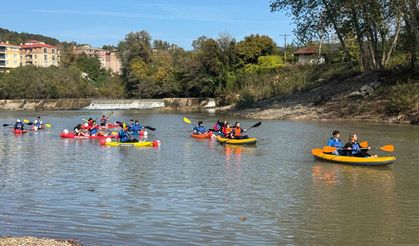 Bartın'da sporcular 'Cumhuriyet Kanosu' etkinliğinde kürek çekti