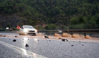 Dalaman'da dere taştı, evler ve tarım arazileri su altında kaldı