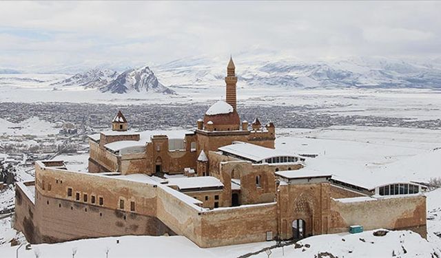İshak Paşa Sarayı ilkbaharda karlı manzarasıyla ziyaretçilerini ağırlıyor