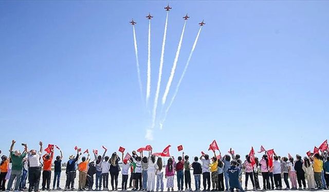 Türk Yıldızları''nın kahraman pilotları, çocuklara 23 Nisan coşkusu yaşattı