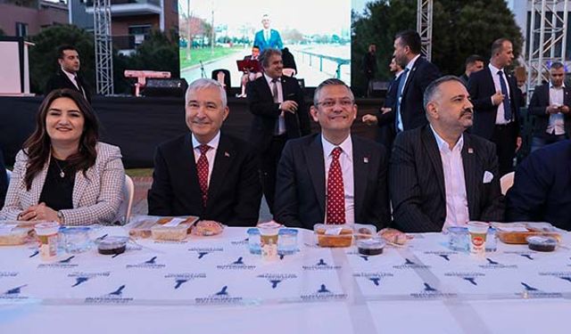 CHP Genel Başkanı Özgür Özel, İzmir''de iftar programına katıldı