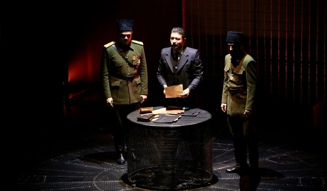 "Yüzyıllık Destan: Savaş" oyunu Samsun'da tiyatroseverlerle buluştu