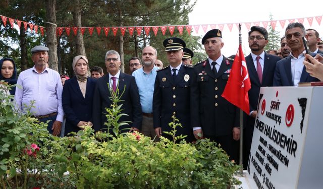 15 Temmuz kahramanı şehit Ömer Halisdemir'in kabri başında tören düzenlendi