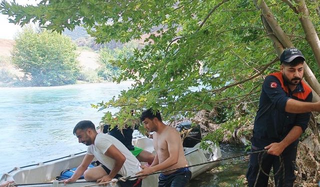 Dicle Baraj Gölü'nde mahsur kalan 10 kişi kurtarıldı