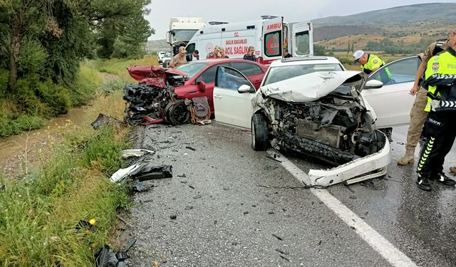 Erzincan’da iki otomobilin çarpışması sonucu 8 kişi yaralandı