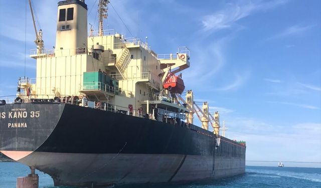 İstanbul Boğazı'nda karaya sürüklenen gemi için kurtarma ekibi sevk edildi
