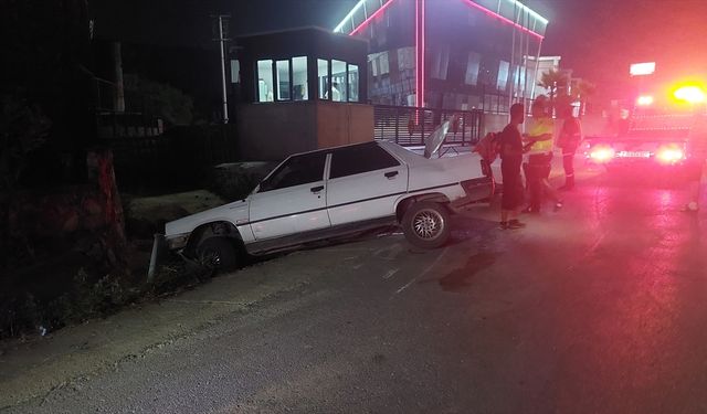 İzmir'de takla atan otomobilin sürücüsü yaralandı