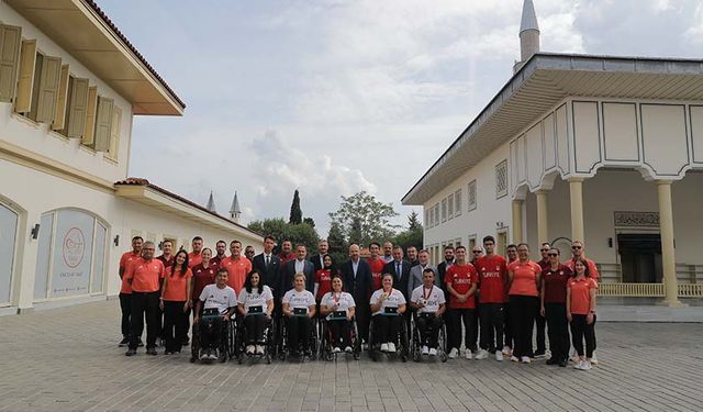 Dünya Etnospor Konfederasyonu Başkanı Bilal Erdoğan, milli okçularla buluştu