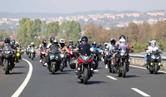 Düzce'de güvenli sürüşe dikkati çeken motosikletliler konvoy oluşturup Korugöl'ü gezdi