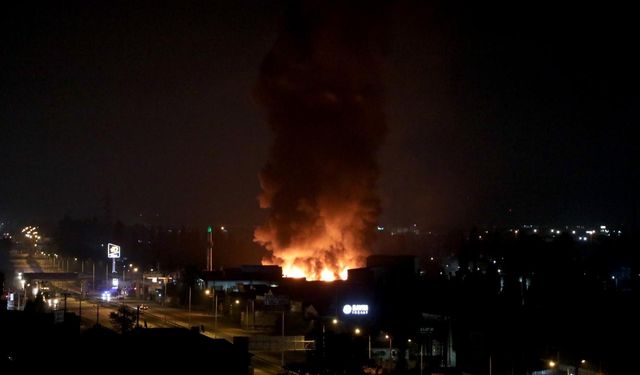 Sakarya'da kauçuk fabrikasında çıkan yangın söndürüldü