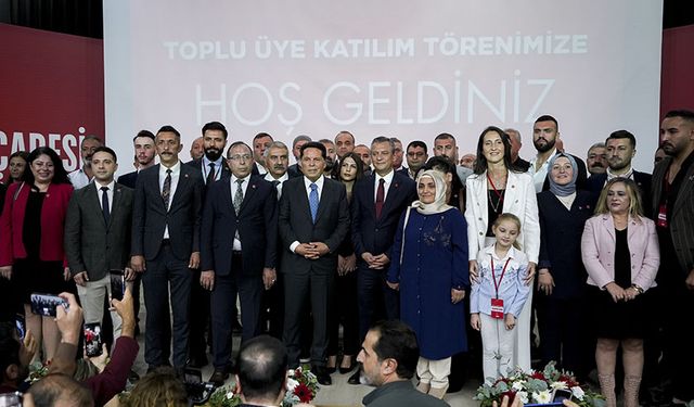 CHP Genel Başkanı Özel, İstanbul'da toplu üye katılım törenine katıldı