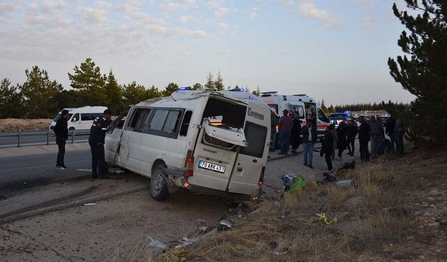 Karaman'da işçi servisinin devrildiği kazada 2 kişi öldü 13 kişi yaralandı