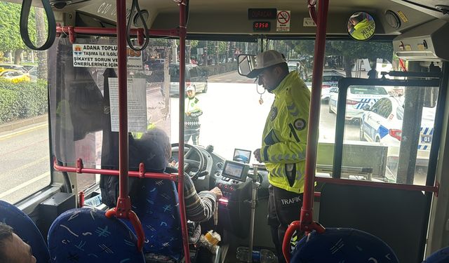 Adana'da trafik polisleri toplu taşıma araçlarını sivil denetledi