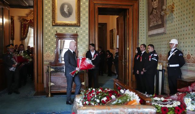 İstanbul Valisi Gül, Atatürk'ün hayata gözlerini yumduğu Dolmabahçe Sarayı'nı ziyaret etti