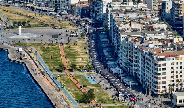 İzmir'de "Ata'ya Saygı Yürüyüşü" ile koreografi düzenlendi