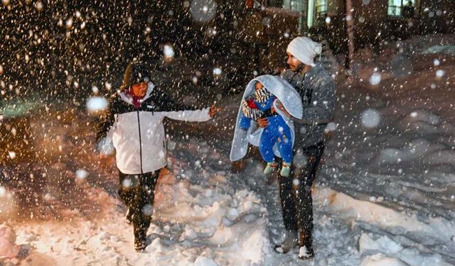 Mersin'de yolların kardan kapanması sonucu 30 araçta mahsur kalanlar kurtarıldı