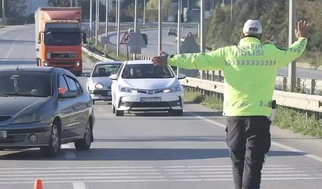 Trafik denetimlerinde bir haftada 474 bin 456 sürücüye işlem yapıldı