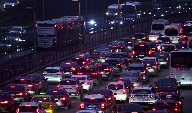 İstanbul'da yarıyıl tatilin ardından okulların açılmasıyla trafik yoğunluğu oluştu