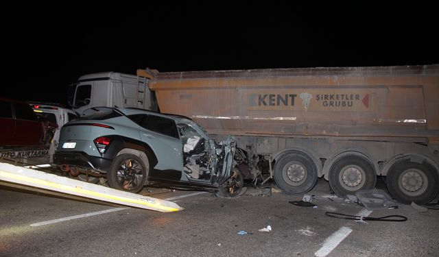 Manisa'da 3 aracın karıştığı trafik kazasında 1 kişi öldü, 4 kişi yaralandı