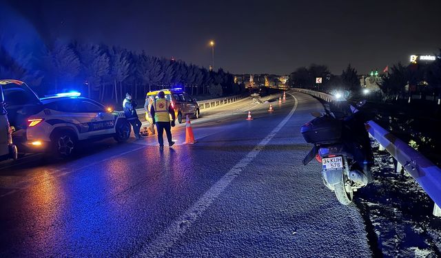 Bağcılar TEM Otoyolu'nda otomobilin çarptığı motosiklet sürücüsü öldü
