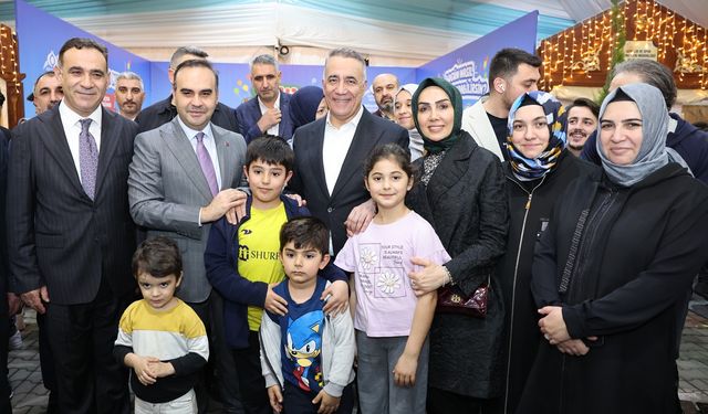 Bakan Kacır, Sultangazi Belediyesi Ramazan Etkinlik Çadırını Ziyaret Etti