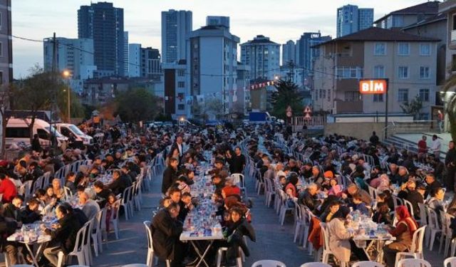 Kartal Belediyesi’nin Açık Hava Sokak İftarları Binlerce Vatandaşı Aynı Sofrada Buluşturuyor