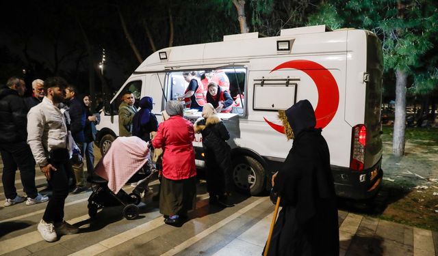 Türk Kızılay’ın Beslenme Desteği Sabaha Kadar Sürdü