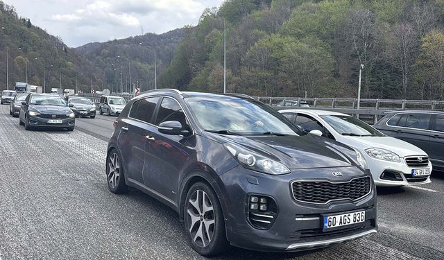 Anadolu Otoyolu'nun Bolu kesiminde tatil dönüşü yoğunluğu sürüyor