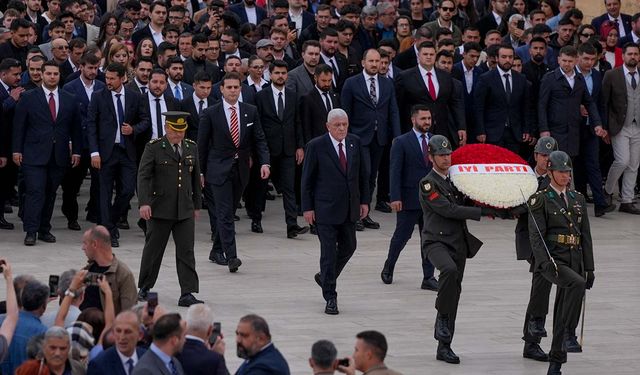 İYİ Parti Genel Başkanı Dervişoğlu, gençlerle Anıtkabir'i ziyaret etti