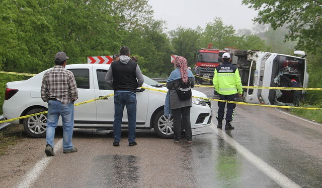 Sinop'ta öğrencileri taşıyan otobüs ile otomobilin çarpışması sonucu 18 kişi yaralandı