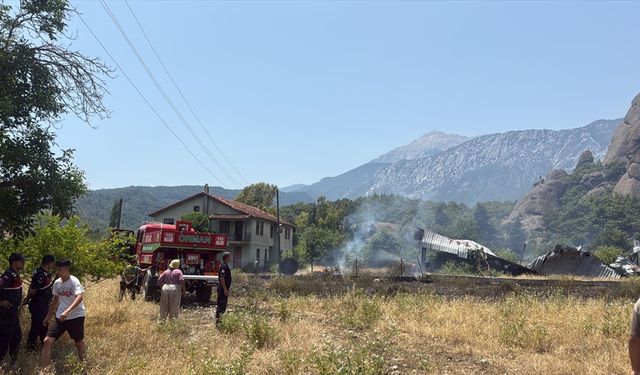 Antalya'da çalılık alanda çıkan yangın söndürüldü