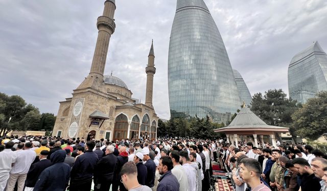 Azerbaycan'da bayram namazı kılındı