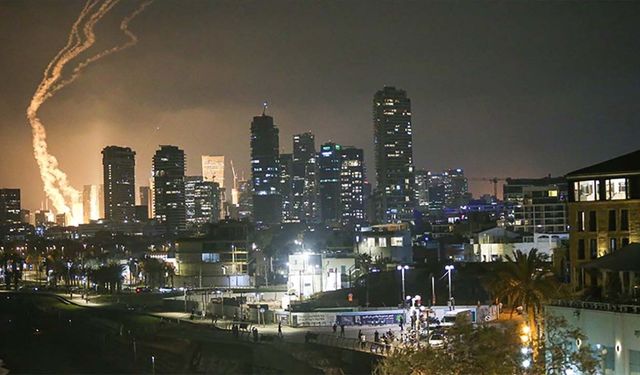 İran, İsrail'in saldırılarına karşılık balistik füze saldırıları başlattı