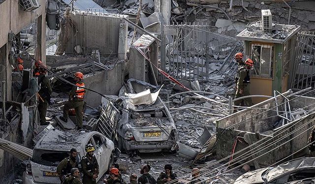 İran'dan atılan füzelerden ikisi İsrail'in orta kesimlerine isabet etti