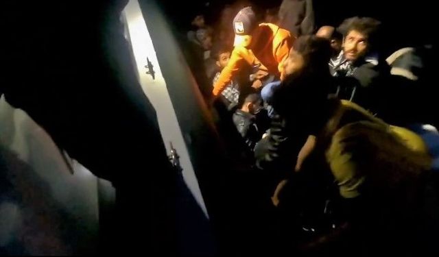 İzmir açıklarında 23 düzensiz göçmen yakalandı